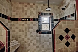 Een douche, handdoeken, zeep, shampoo
