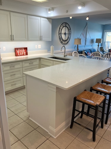 Steps to Beach! Gated garage. Park, 1 min.walk to restaurants and town. 5 Star!