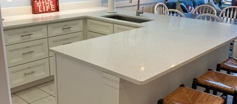 Steps to Beach! Gated garage. Park, 1 min.walk to restaurants and town. 5 Star!