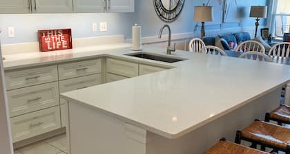 Steps to Beach! Gated garage. Park, 1 min.walk to restaurants and town. 5 Star!