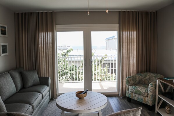 Smart TV, books, stereo