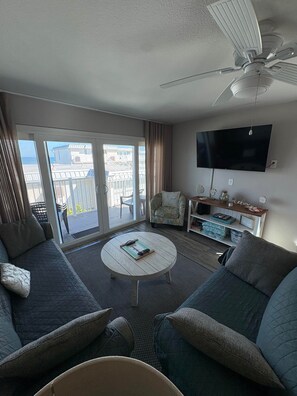 TV connectée, livres, chaîne hi-fi