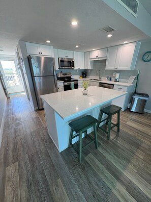 Réfrigérateur, micro-ondes, four, plaque de cuisson