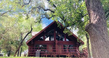 Manda Shae: Charming Lakeside Escape Awaits You!