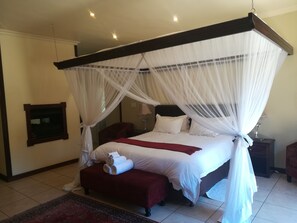Executive suite, 1 kingsize bed, niet-roken, uitzicht op tuin | Een kluis op de kamer, een bureau, verduisterende gordijnen