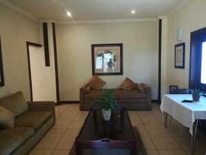 Living room - The Moon and Sixpence Garden Guest House (Muldersdrift)