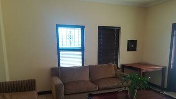 Executive Suite, 1 King Bed, Non Smoking, Garden View | Living room
