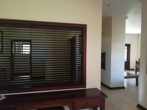 Caja de seguridad en la habitación, escritorio y cortinas blackout