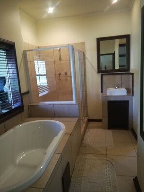 Kamar Mewah, 1 Tempat Tidur King, Bebas Asap Rokok, pemandangan kebun | Shower kamar mandi