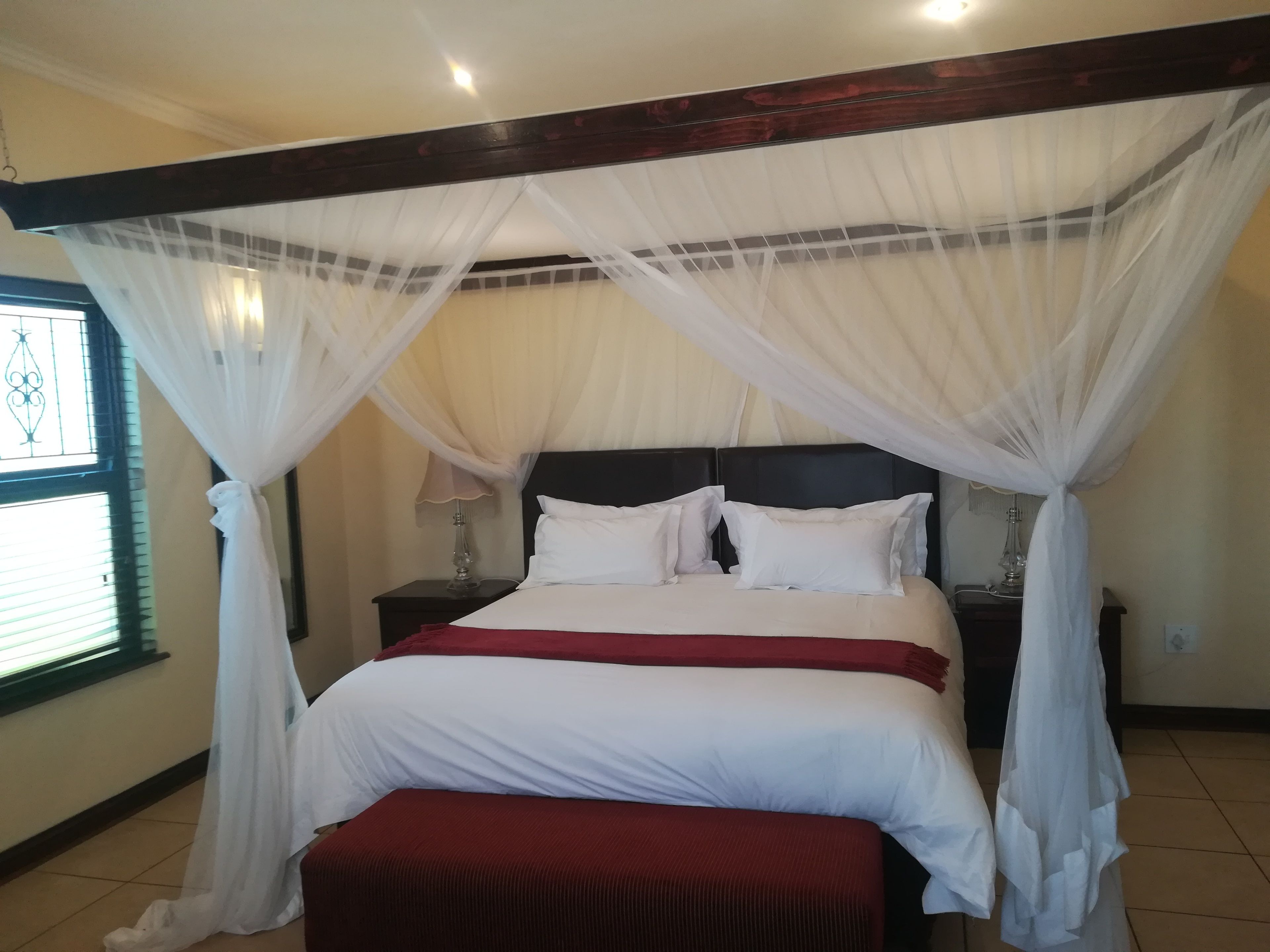 Suite ejecutiva, 1 cama de matrimonio grande, no fumadores, vistas al jardín | Caja fuerte, escritorio, cortinas opacas y tabla de planchar con plancha