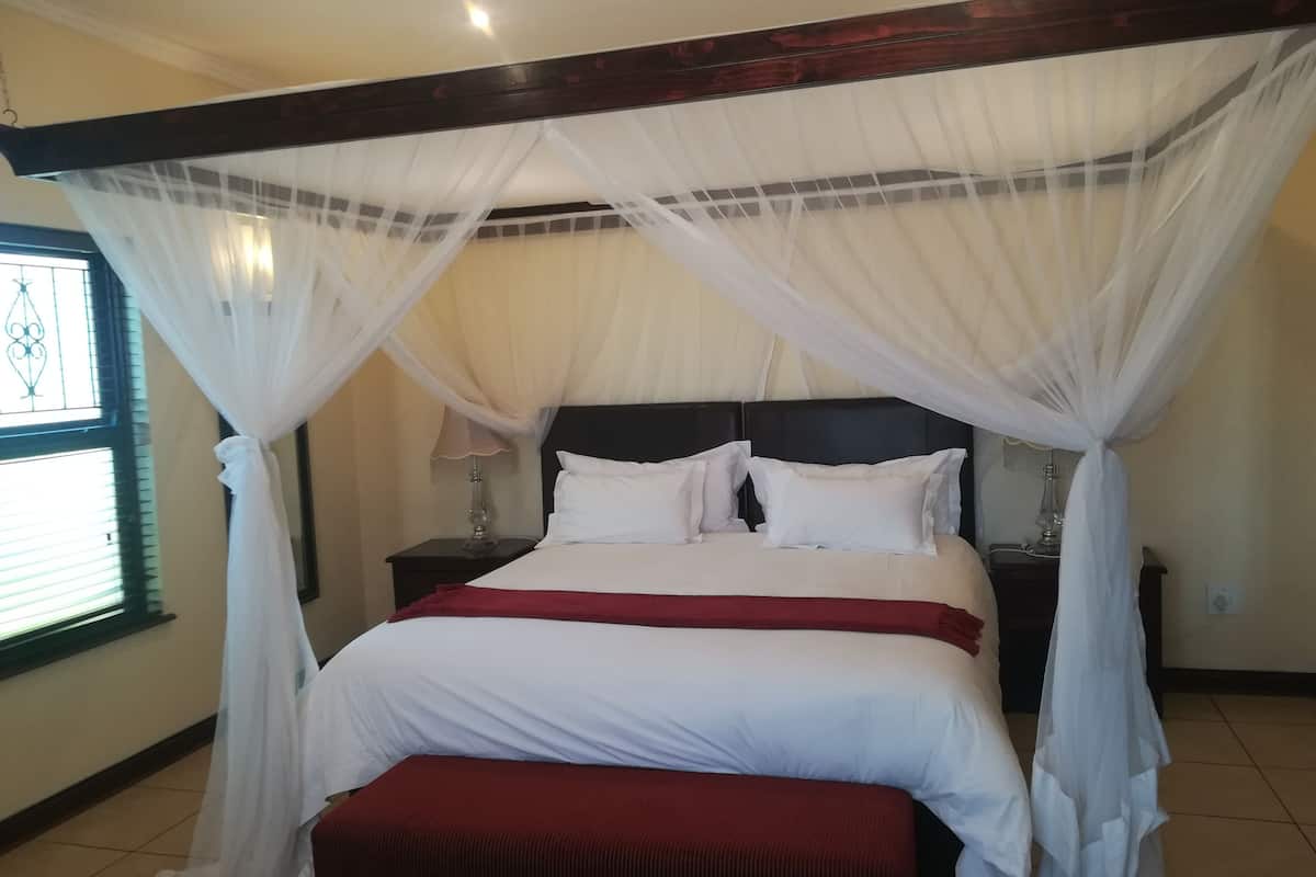 行政套房, 1 张特大床, 无烟房, 花园景观 | 客房内保险箱、办公桌、遮光窗帘、熨斗/熨衣板