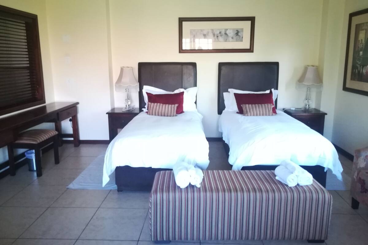 奢华客房, 1 张特大床, 无烟房, 花园景观 | 客房内保险箱、办公桌、遮光窗帘、熨斗/熨衣板