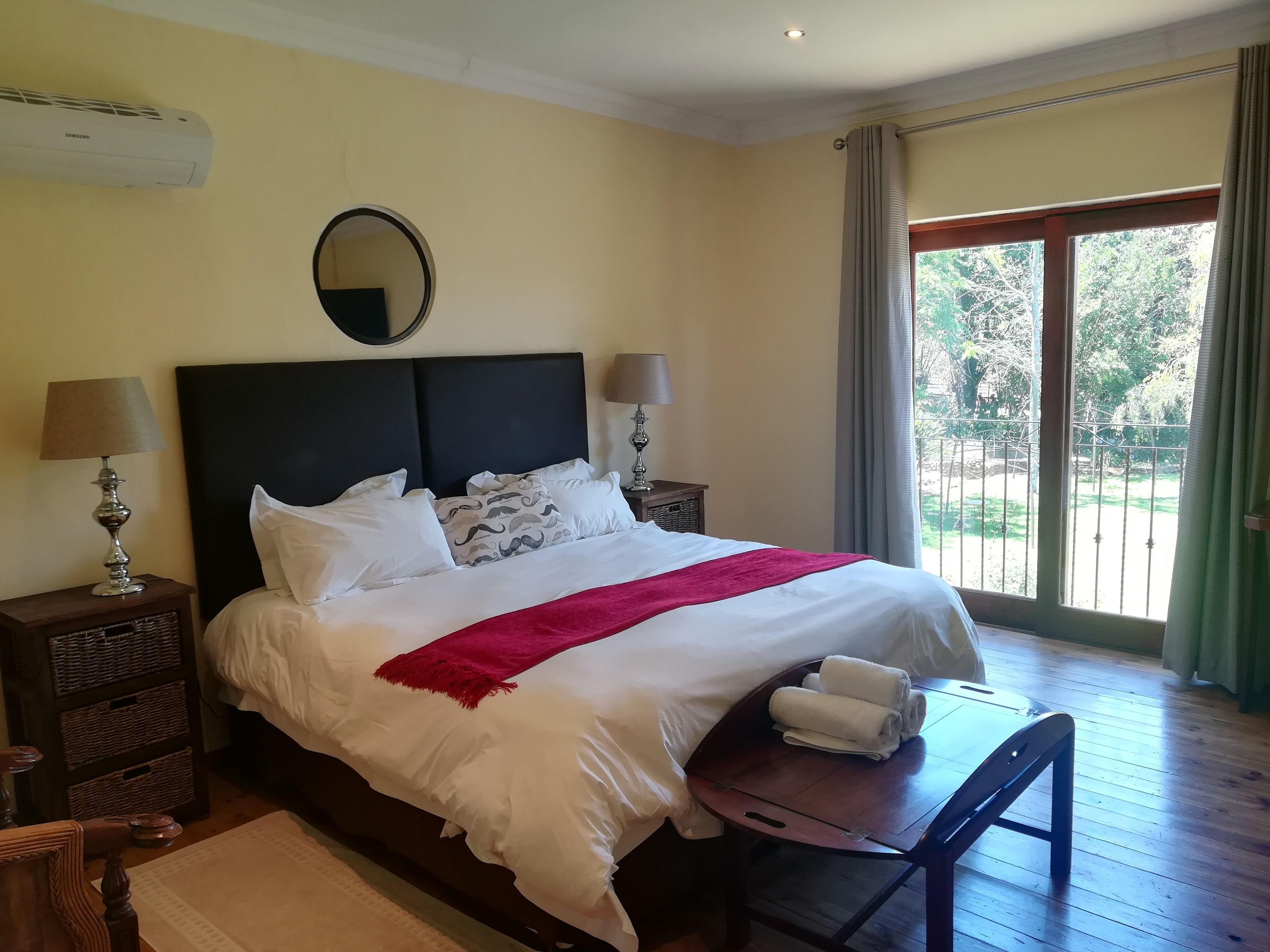 Camera Standard, 2 letti singoli, non fumatori, vista giardino | Cassaforte in camera, una scrivania, tende oscuranti