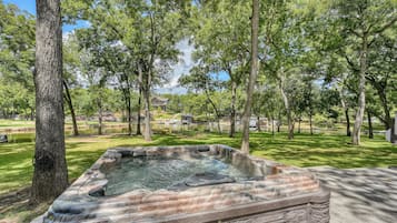 Bañera de hidromasaje al aire libre