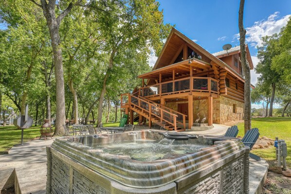 Outdoor spa tub - Arrowhead | Lakefront Luxury + Hot Tub + Kayaks (Burnet)