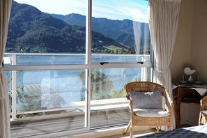 The Sunrise Room | Egyptian cotton sheets, premium bedding, free minibar - Tirimoana House (Anakiwa)