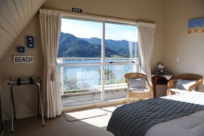 The Sunrise Room | Egyptian cotton sheets, premium bedding, free minibar - Tirimoana House (Anakiwa)