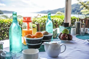 Free daily English breakfast 