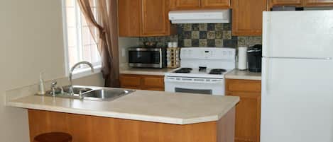 Kjøleskap, mikrobølgeovn, ovn og kokeplater