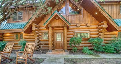Waterfront Canadian Log Home avec commodités de la station et piscine / bain à remous privés
