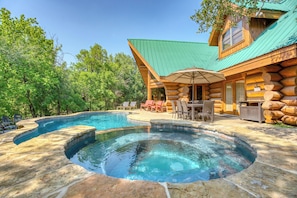 A heated pool - Waterfront Log Lodge w/ Pool, Hot Tub & Sleeps 15 (Burnet)
