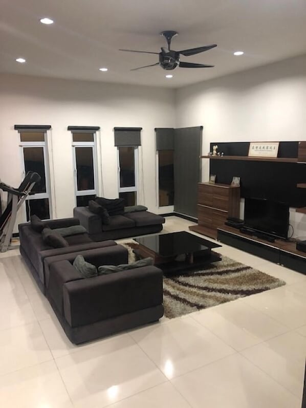 Deluxe Bungalow | Living room