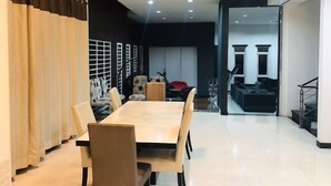 Bungalow Deluxe | Khu vực ăn uống tại phòng