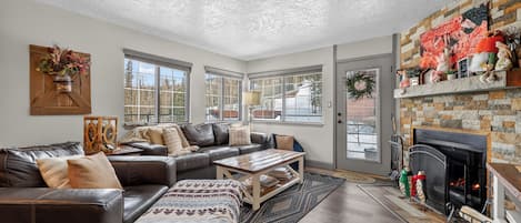 Smart TV, fireplace