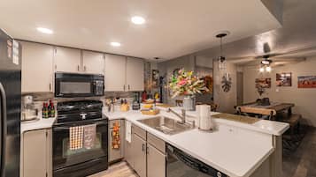 Geladeira, micro-ondas, fogão, cooktop