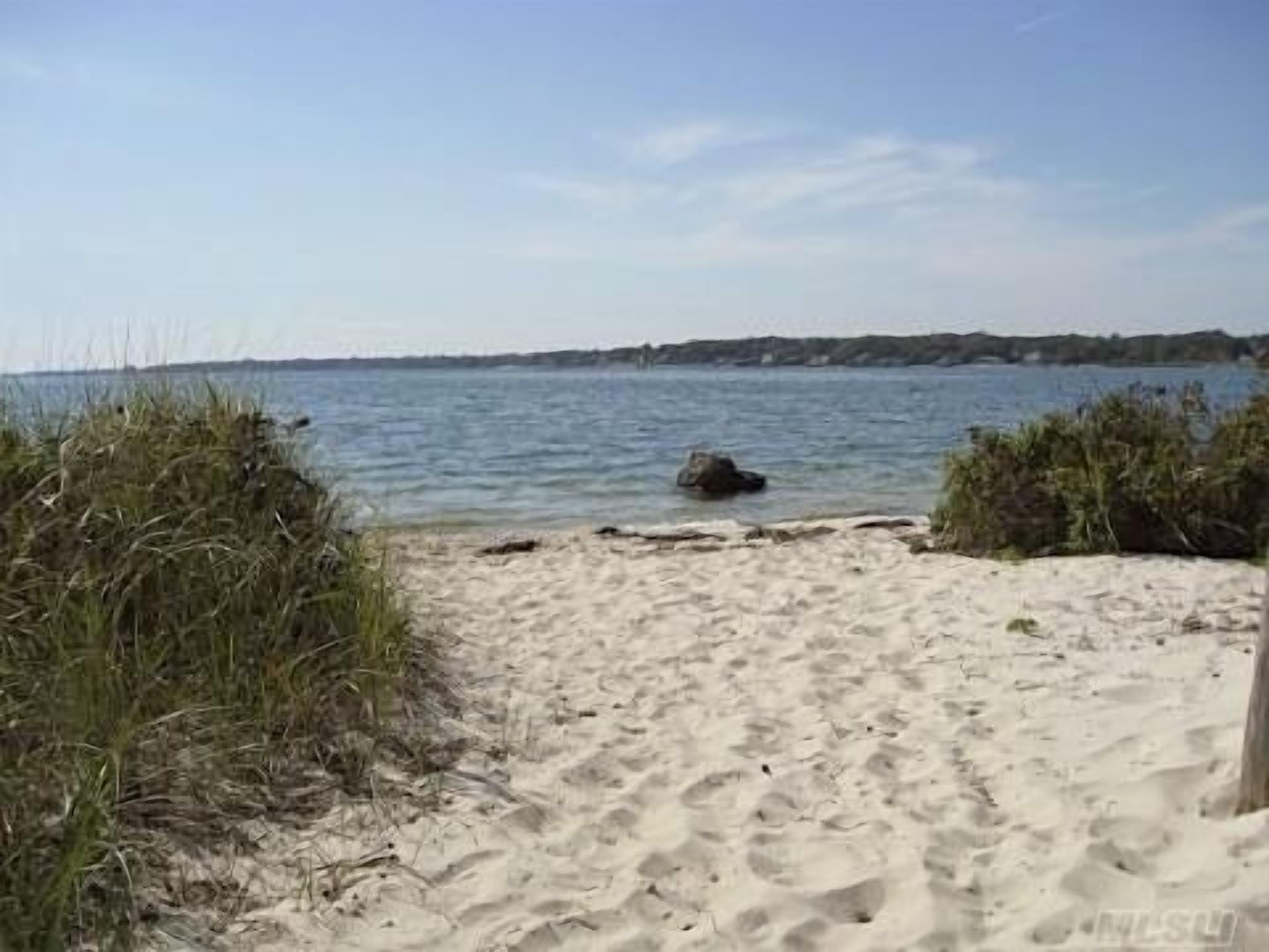 Plage à proximité, chaises longues, serviettes de plage