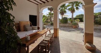 Charmante renovierte Villa in weitläufiger Finca mit mehr als 90000 m2 Land.