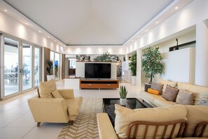 Smart-tv, ett bordtennisbord, böcker och en stereo