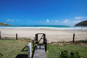 Sur la plage, chaise longue, serviettes de plage
