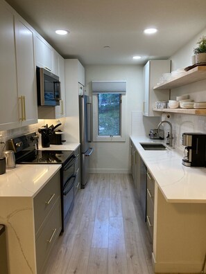 Een koelkast, een magnetron, een oven, een kookplaat