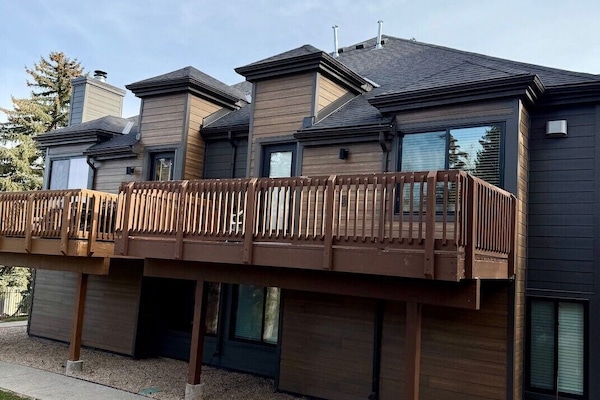 Large Deck Great Mountain Views