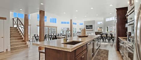 Refrigerador, microondas, horno, placa de cocina