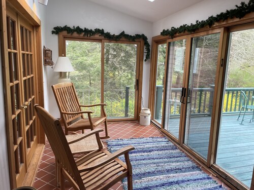 Family get away to this charming cottage on 600 ft of Lake