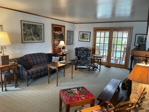 Smart TV, fireplace, DVD player, ping pong - Family get away to this charming cottage on 600 ft of Lake (East Springfield)
