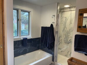 Ensemble douche/baignoire, serviettes fournies