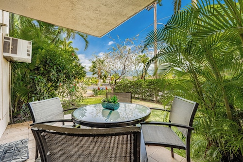 Newly Refreshed Beautiful Condo W/ Pool, Walk to Beach, Dining & Groceries!