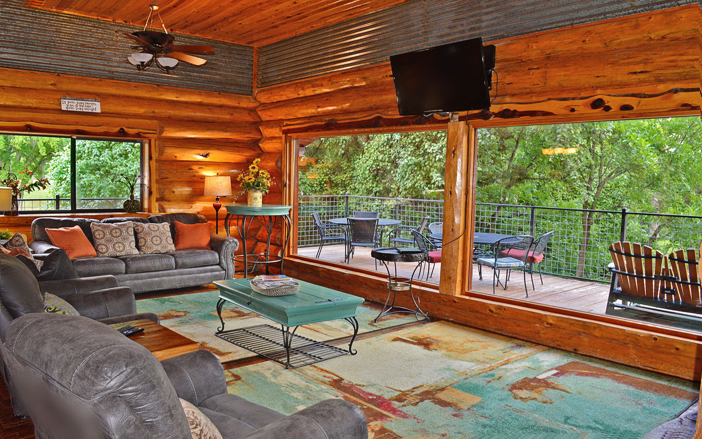 Télévision, cheminée, lecteur de DVD