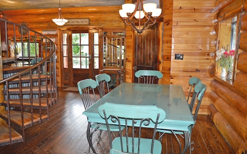 Canadian Log Cabin ubicado en una cala privada con jacuzzi y comodidades del resort