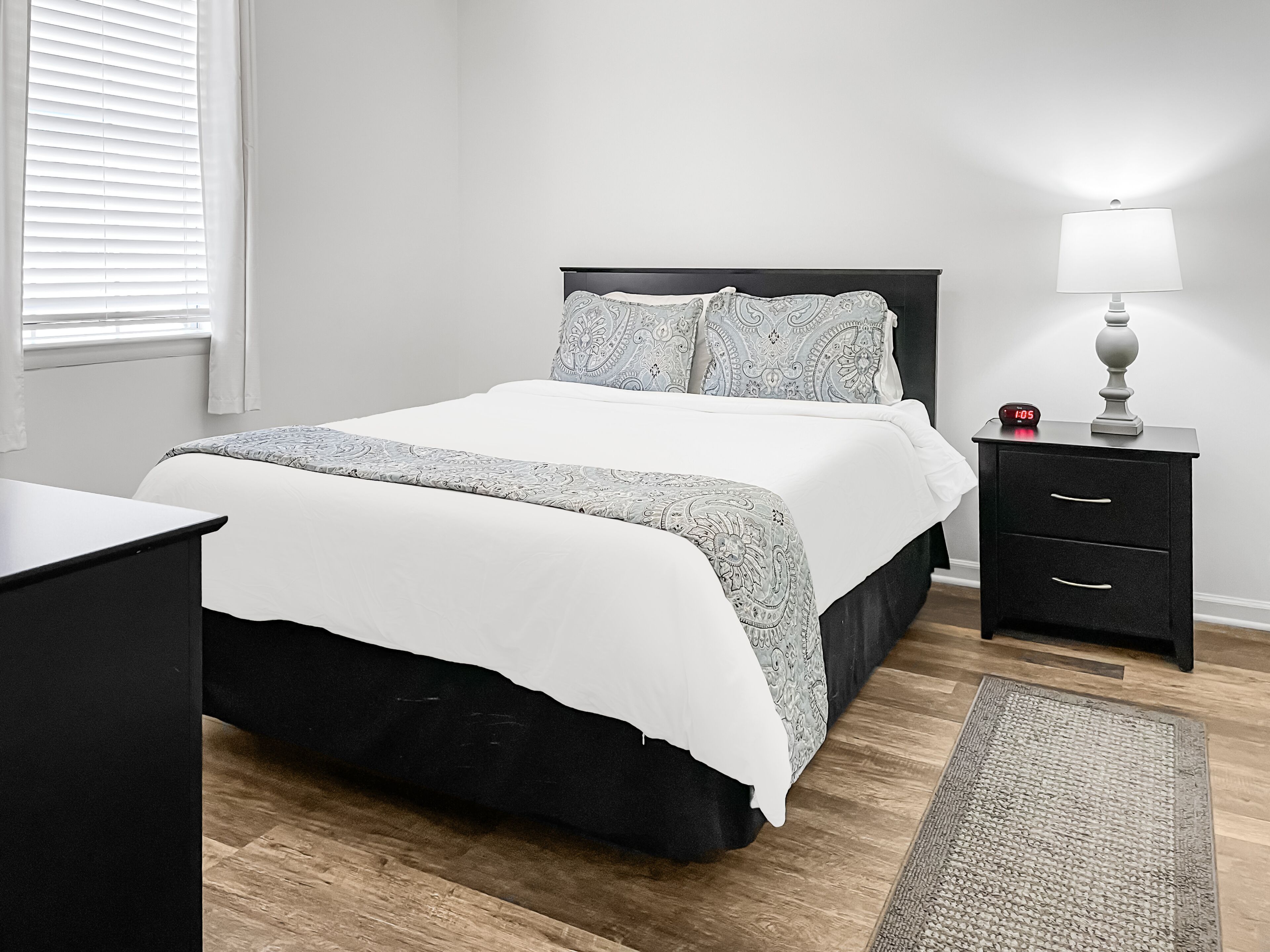 2 soverom, memory foam-senger, strykejern/-brett og wi-fi