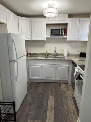 Jääkaappi, mikroaaltouuni, uuni, liesi