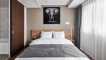 Royal Suite | Down comforters, blackout drapes, free WiFi, bed sheets