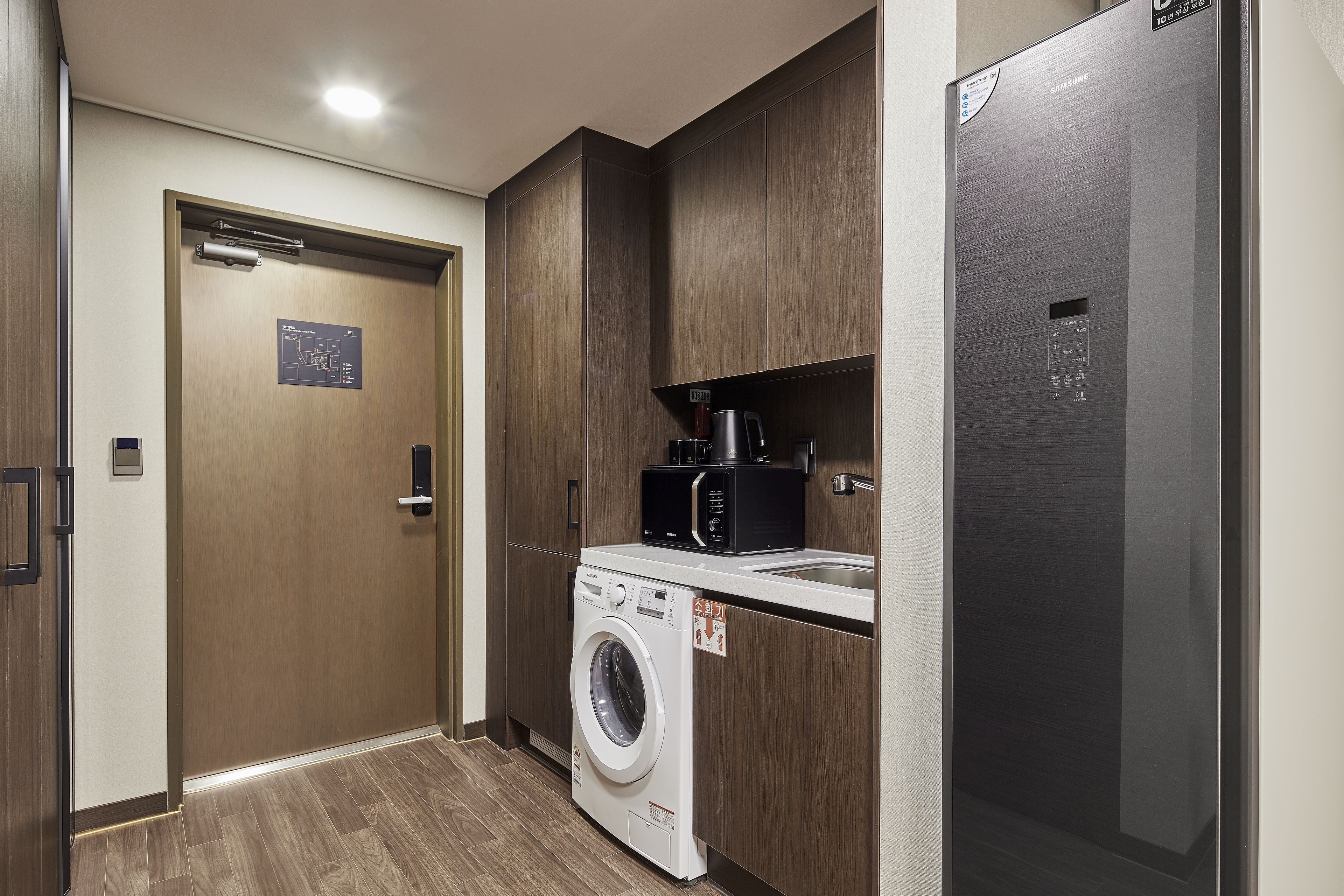 royal suite | private kitchen | fridge, microwave, electric kettle