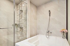 Premium-Suite | Badezimmer | Kostenlose Toilettenartikel, Haartrockner, Hausschuhe, Bidet