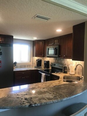 Een koelkast, een magnetron, een oven, een kookplaat