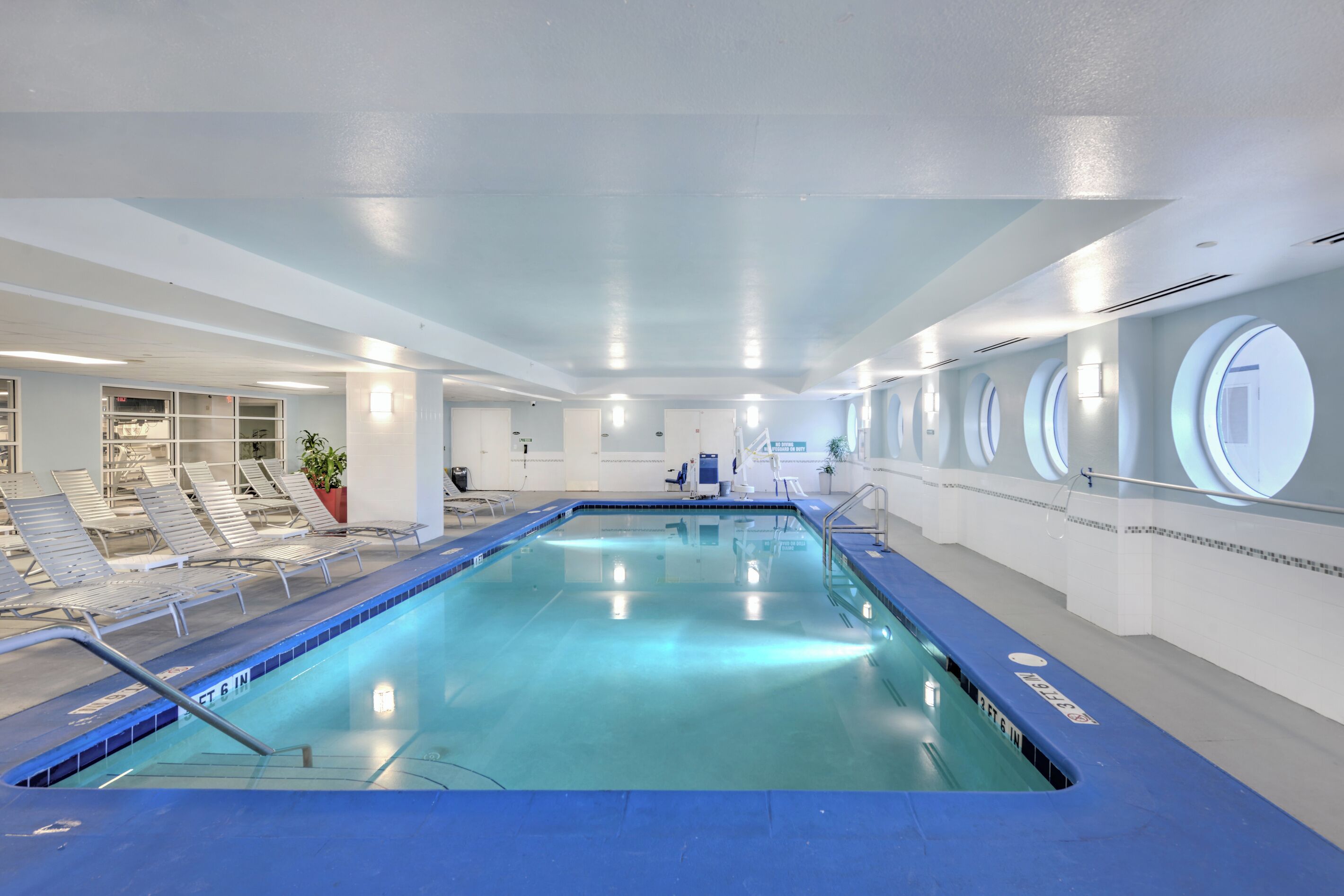 Una piscina cubierta, una piscina climatizada