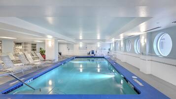 Una piscina cubierta, una piscina climatizada